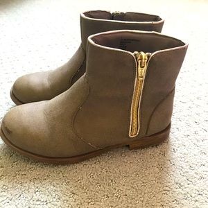 Stylish low rise boots